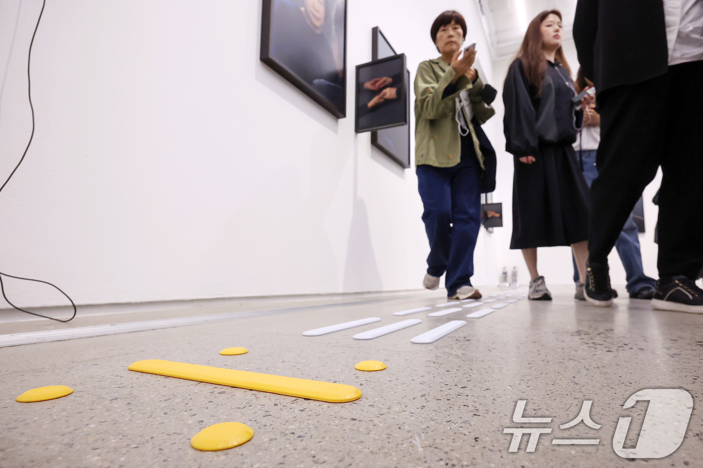 (서울=뉴스1) 민경석 기자 = 15일 서울 종로구 국립현대미술관에서 열린 '기울인 몸들: 서로의 취약함이 만날 때' 전시 언론공개회에서 취재진이 작품을 살펴보고 있다.오는 16일 …