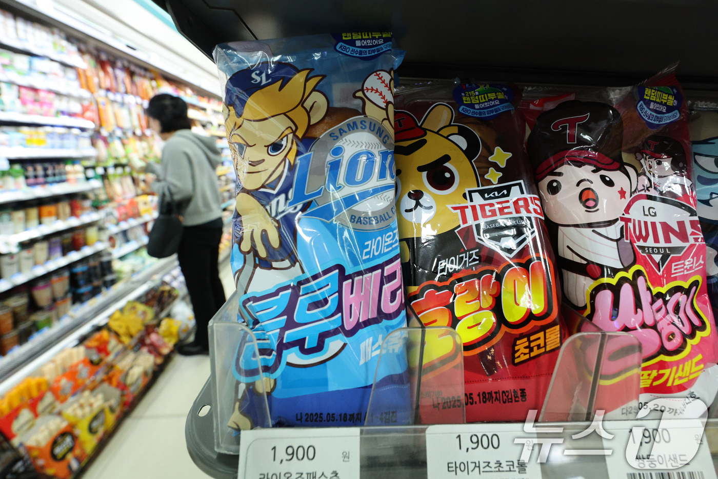(서울=뉴스1) 신웅수 기자 = 15일 서울의 한 편의점에 프로야구 공식 라이선스 제품인 '크보빵(KBO빵)'이 판매되고 있다.KBO 리그의 흥행의 영향으로 야구 컬래버레이션 상품 …
