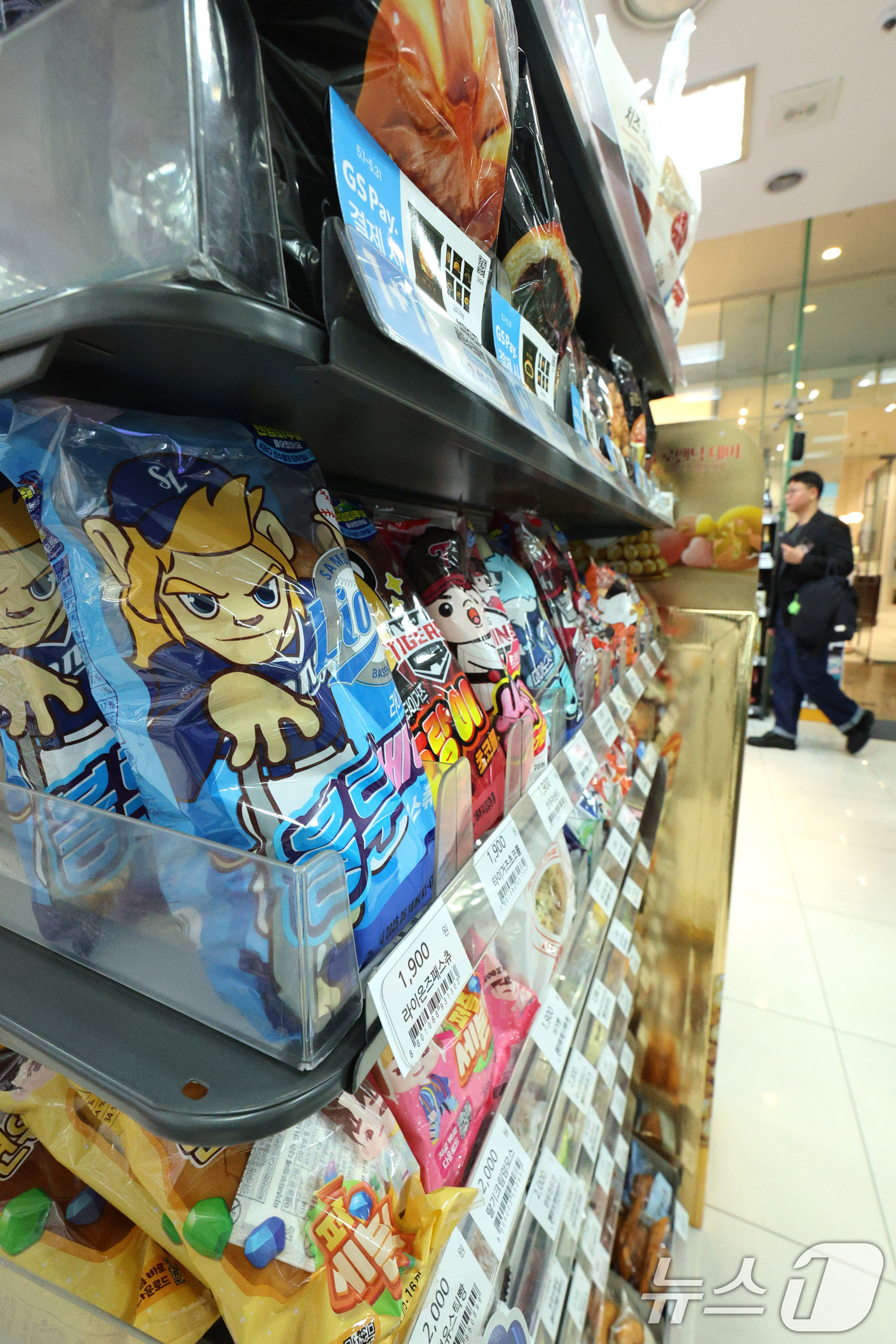 (서울=뉴스1) 신웅수 기자 = 15일 서울의 한 편의점에 프로야구 공식 라이선스 제품인 '크보빵(KBO빵)'이 판매되고 있다.KBO 리그의 흥행의 영향으로 야구 컬래버레이션 상품 …