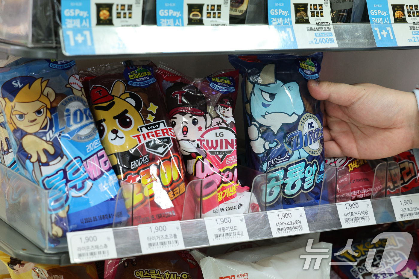 (서울=뉴스1) 신웅수 기자 = 15일 서울의 한 편의점에 프로야구 공식 라이선스 제품인 '크보빵(KBO빵)'이 판매되고 있다.KBO 리그의 흥행의 영향으로 야구 컬래버레이션 상품 …