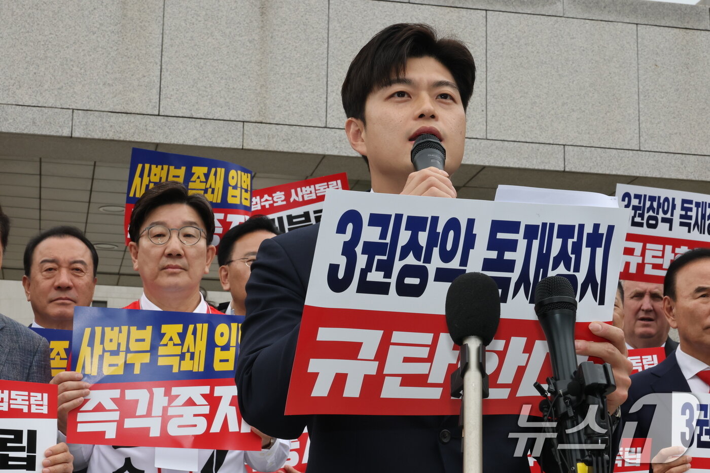 본문 이미지 - 김용태 국민의힘 공동선거대책위원장이 15일 오후 서울 서초동 대법원 앞에서 열린 사법부수호 및 더불어민주당 규탄대회에 참석해 발언하고 있다. 2025.5.15/뉴스1 ⓒ News1 이광호 기자