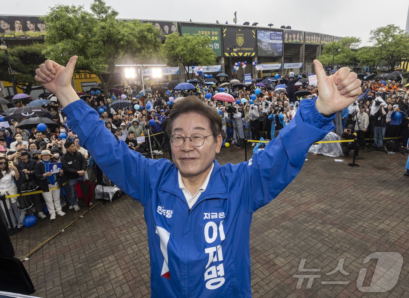 본문 이미지 - 이재명 더불어민주당 대통령 후보가 &#39;이순신 호국 벨트&#39; 유세차 15일 전남 광양시 전남드래곤즈구장 북문을 찾아 지지를 호소하고 있다. &#40;공동취재&#41; 2025.5.15/뉴스1 ⓒ News1 안은나 기자