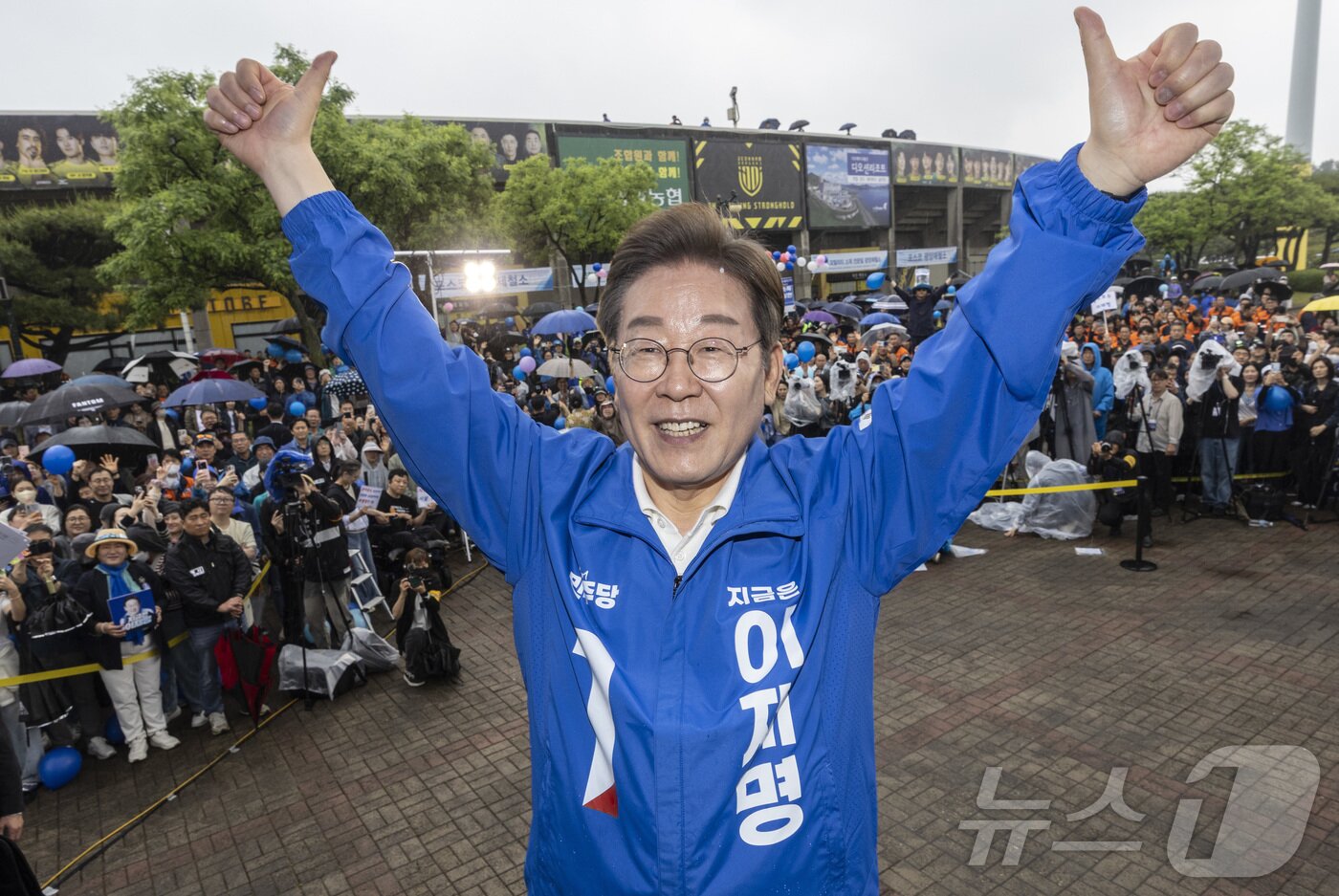 본문 이미지 - 이재명 더불어민주당 대통령 후보가 '이순신 호국 벨트' 유세차 15일 전남 광양시 전남드래곤즈구장 북문을 찾아 지지를 호소하고 있다. (공동취재) 2025.5.15/뉴스1 ⓒ News1 안은나 기자