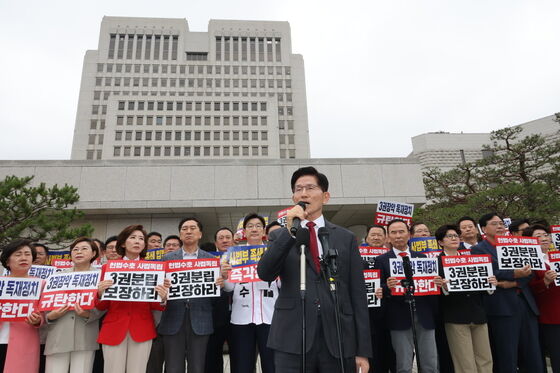 김문수 "범죄자가 재판 못하도록 법 개정하는 것 본 적 있는가"