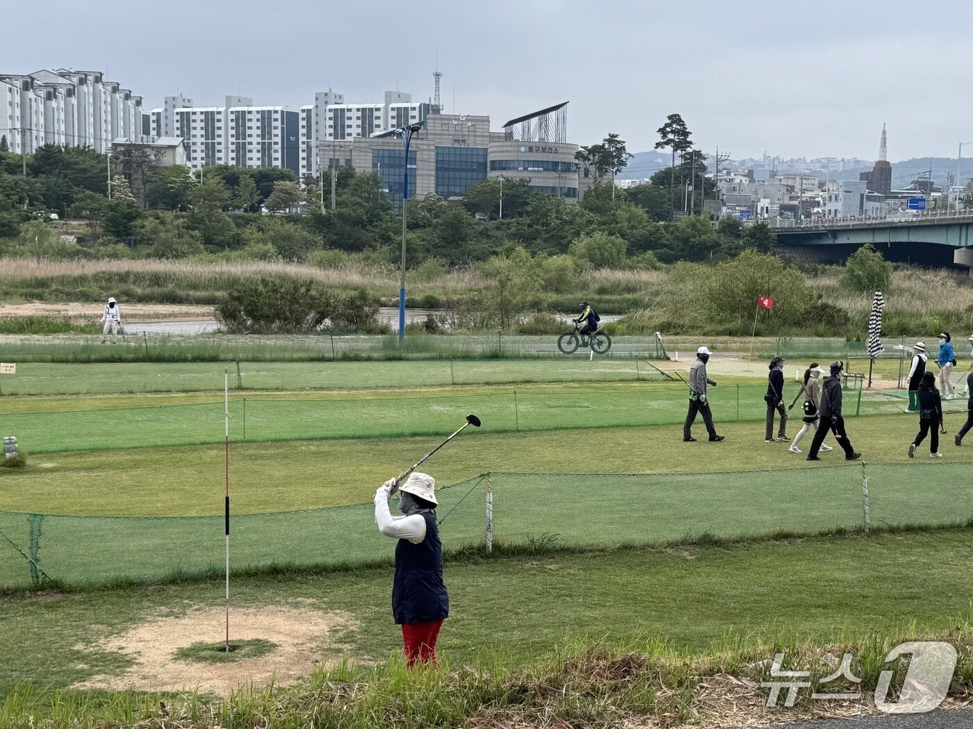 본문 이미지 - 15일 오전 11시 울산 북구 소재 진장파크골프장. 평일 오전 시간대에도 불구하고 파크골프를 즐기는 동호회 회원들로 가득찼다.2025.5.15./뉴스1 김세은 기자