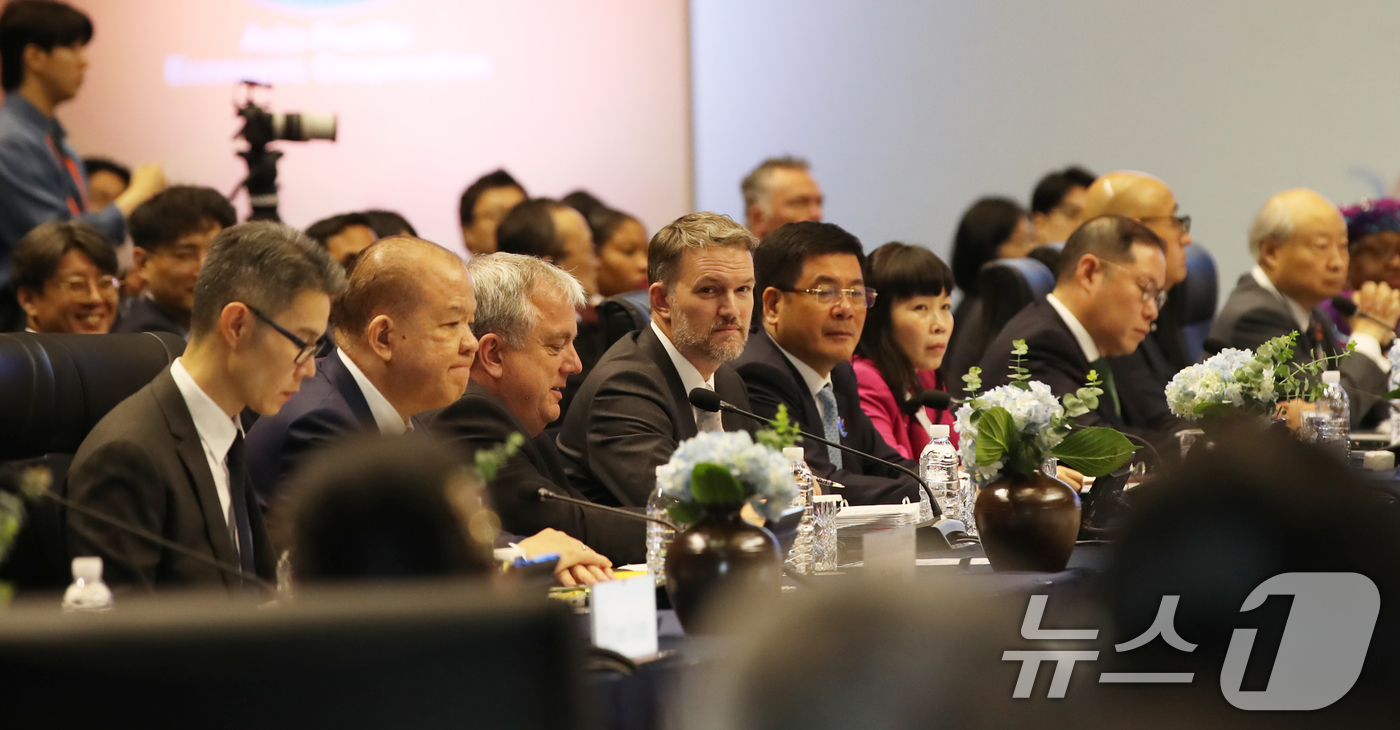 (서귀포=뉴스1) 오현지 기자 = 제이미슨 그리어 미국무역대표부(USTR) 대표 등 APEC 21개 회원국 대표들이 5일 제주 서귀포시 제주국제컨벤션센터에서 열린 '2025 APE …