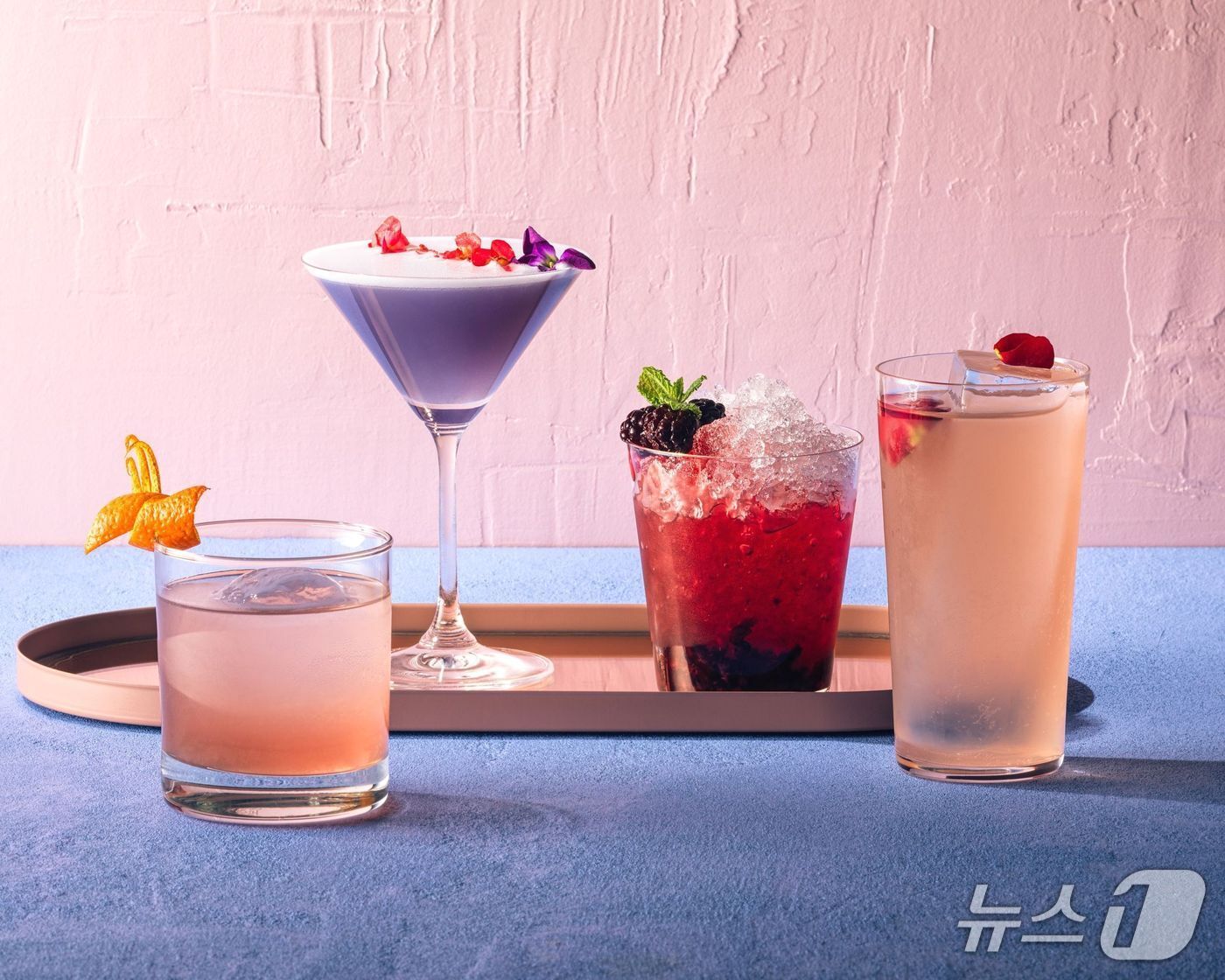 본문 이미지 - 세븐틴의 음악과 색에서 영감을 받아 만든 칵테일(안다즈 서울 강남 제공)