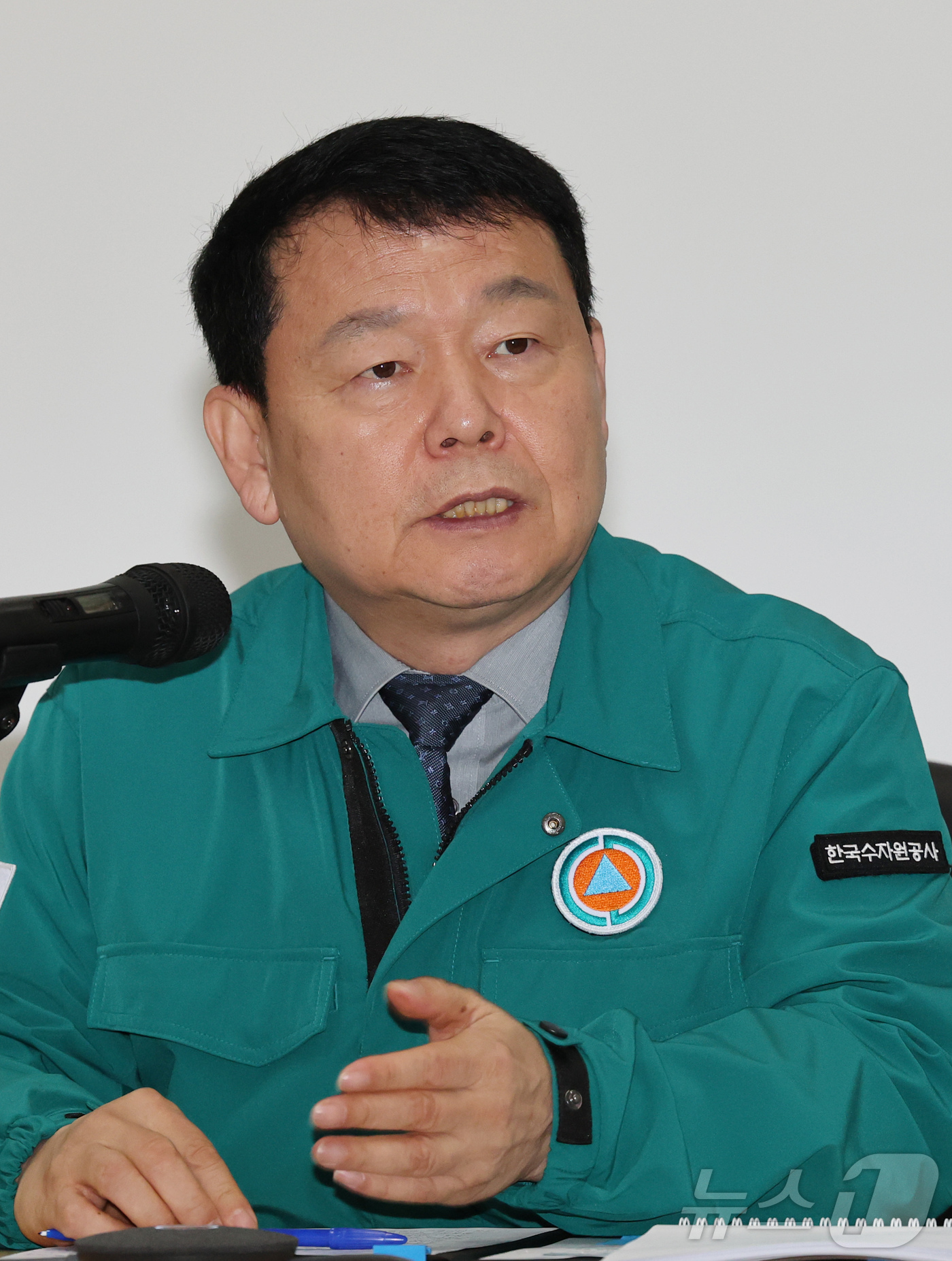 (충주=뉴스1) 김기태 기자 = 윤석대 한국수자원공사 사장이 15일 충북 충주댐에서 열린 홍수대책회의를 주재하고 있다.한국수자원공사는 이날 전국 20개 다목적댐 관리자 42명이 참 …