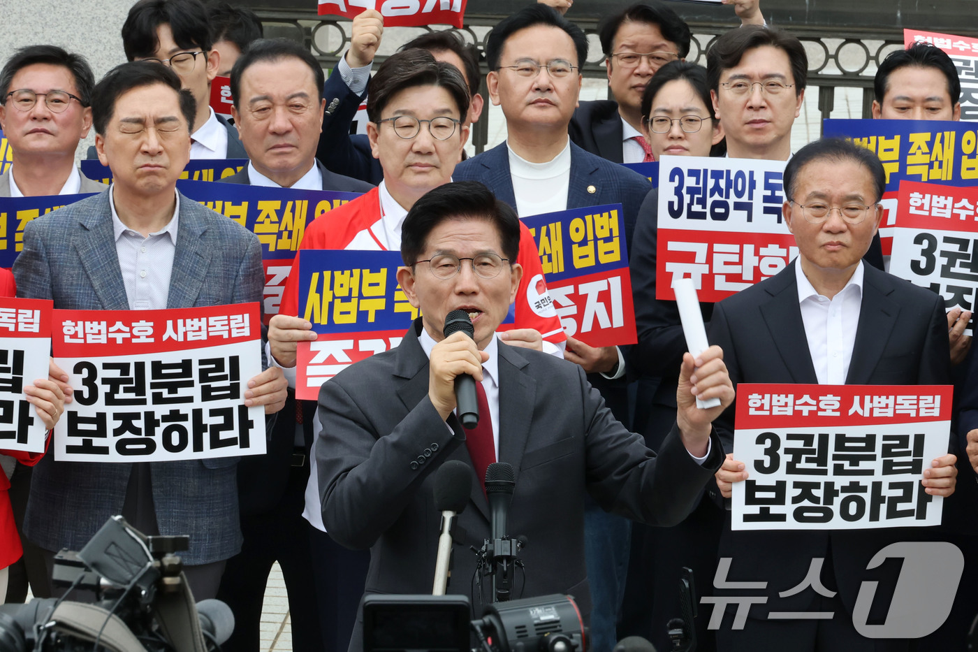 (서울=뉴스1) 이광호 기자 = 김문수 국민의힘 대통령 후보가 15일 오후 서울 서초동 대법원 앞에서 열린 사법부수호 및 더불어민주당 규탄대회에서 발언하고 있다. 2025.5.15 …