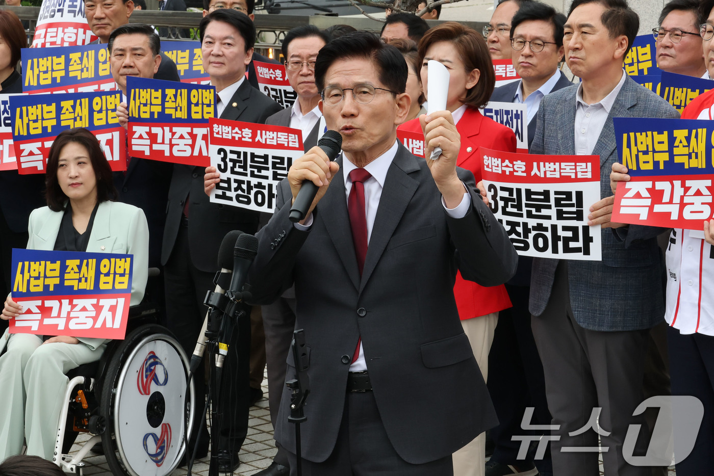 (서울=뉴스1) 이광호 기자 = 김문수 국민의힘 대통령 후보가 15일 오후 서울 서초동 대법원 앞에서 열린 사법부수호 및 더불어민주당 규탄대회에서 발언하고 있다. 2025.5.15 …