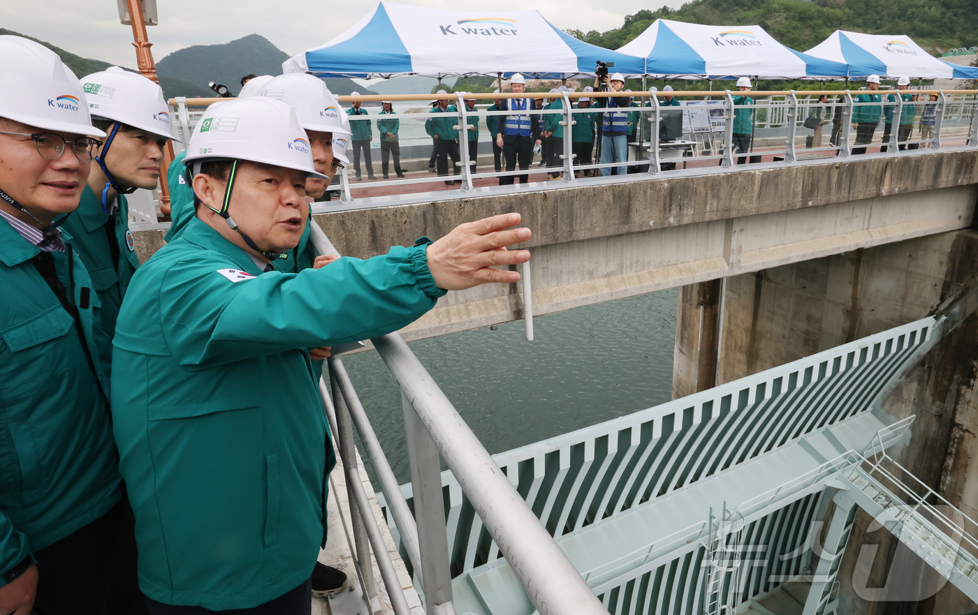 (충주=뉴스1) 김기태 기자 = 윤석대 한국수자원공사 사장이 15일 충북 충주댐에서 전사 합동 홍수대책회의를 마치고 수문개방 및 방류 상황을 점검을 하고 있다.한국수자원공사는 물관 …