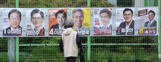 눈·입 찢어진 李 선거벽보…서울 곳곳 잇달아 훼손(종합)