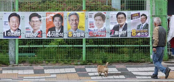 대선 벽보·현수막 훼손 잇달아…서울지역 120명 수사, 10대도 포함