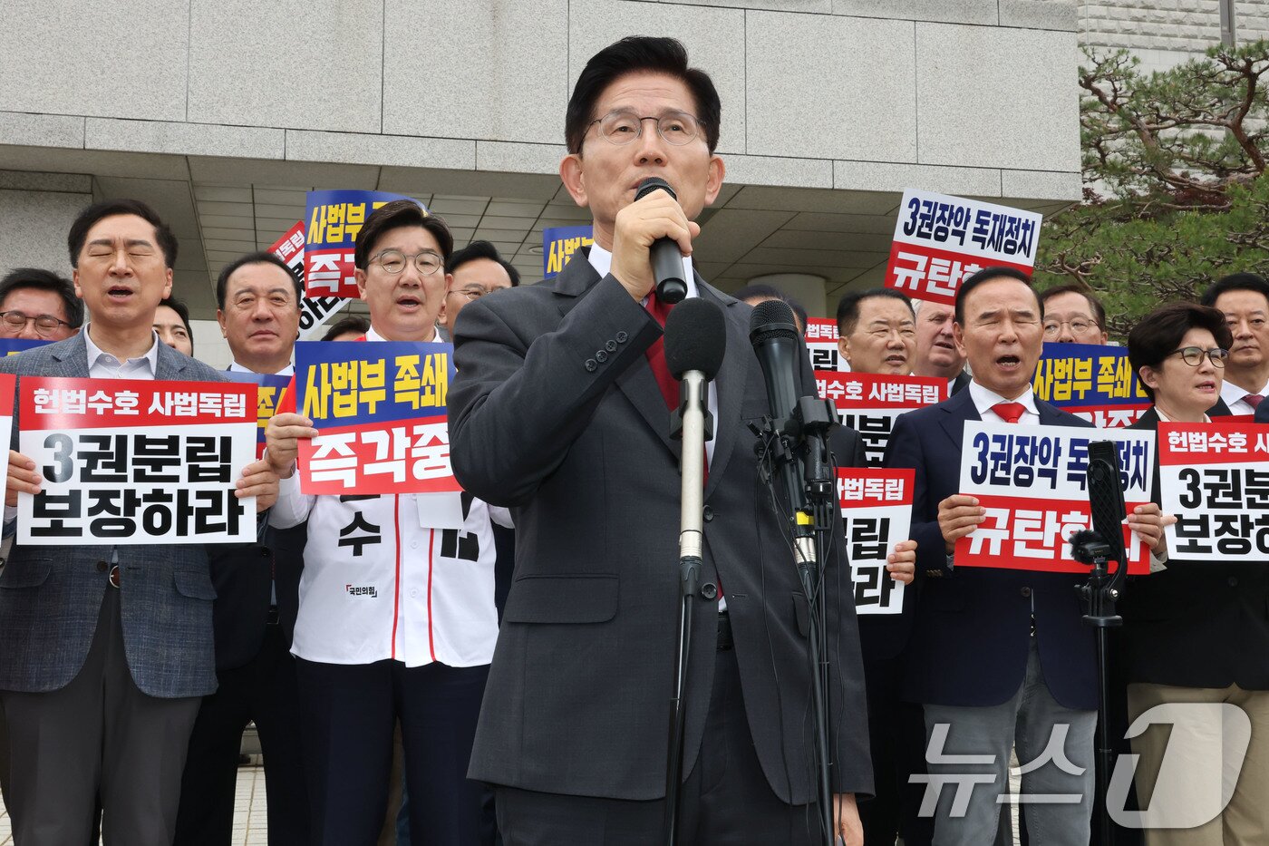 본문 이미지 - 김문수 국민의힘 대통령 후보가 15일 오후 서울 서초동 대법원 앞에서 열린 사법부수호 및 더불어민주당 규탄대회에서 발언하고 있다. 2025.5.15/뉴스1 ⓒ News1 이광호 기자