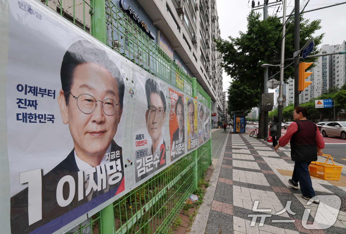 (서울=뉴스1) 박세연 기자 = 15일 서울 양천구 목동2차 성원아파트 앞에 제21대 대통령선거 후보자 벽보가 부착돼 있다.선거벽보는 이날부터 전국 8만2900여 곳에 첩부된다. …