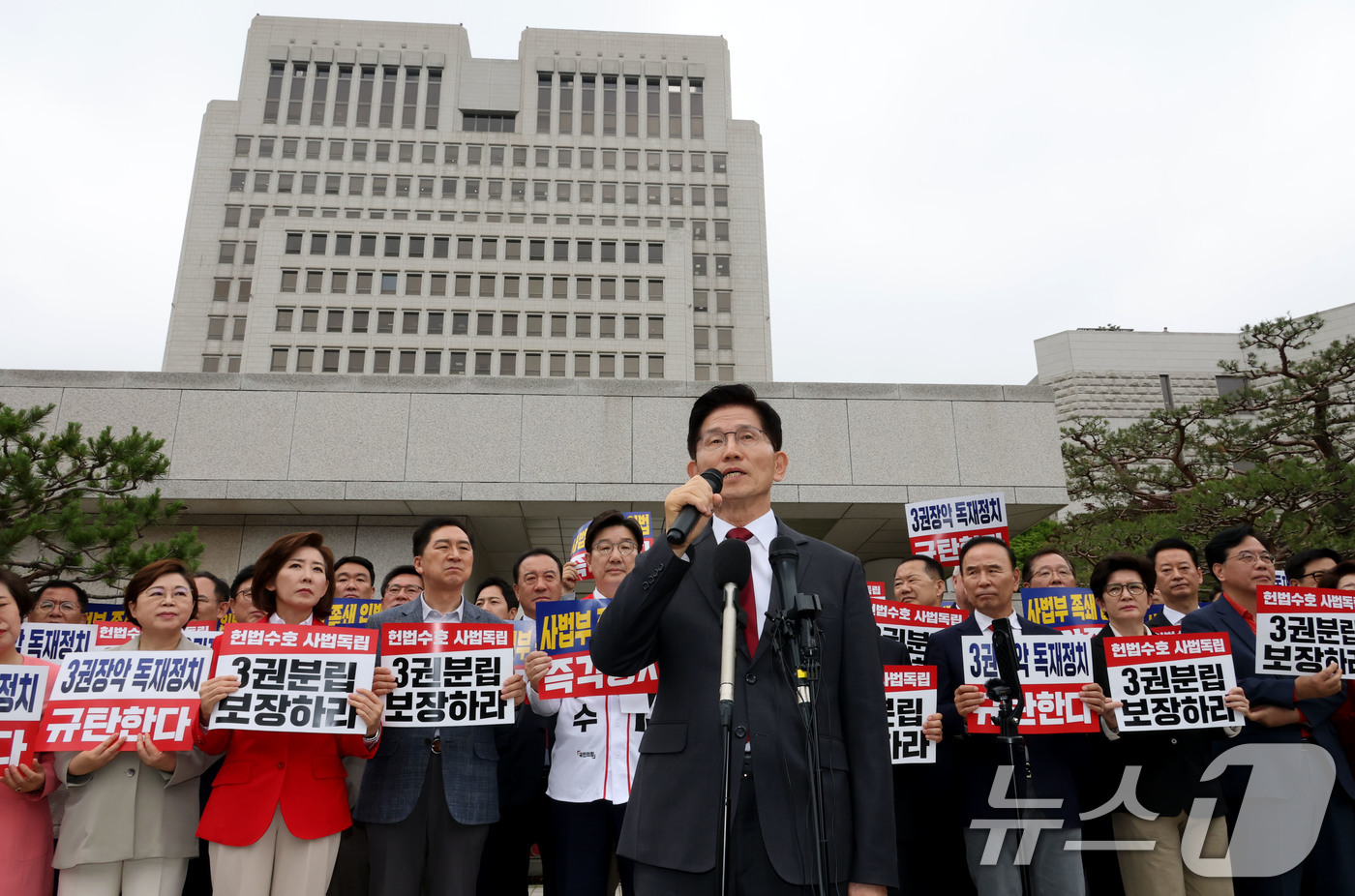 (서울=뉴스1) 이광호 기자 = 김문수 국민의힘 대통령 후보가 15일 오후 서울 서초동 대법원 앞에서 열린 사법부수호 및 더불어민주당 규탄대회에서 발언하고 있다. 2025.5.15 …