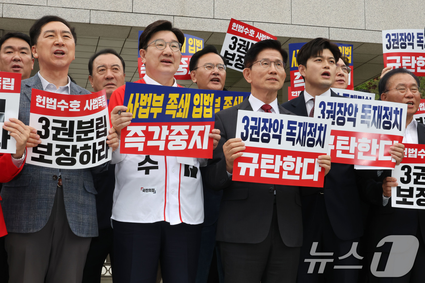 (서울=뉴스1) 이광호 기자 = 김문수 국민의힘 대통령 후보와 김용태, 권성동 공동선거대책위원장 등이 15일 오후 서울 서초동 대법원 앞에서 열린 사법부수호 및 더불어민주당 규탄대 …