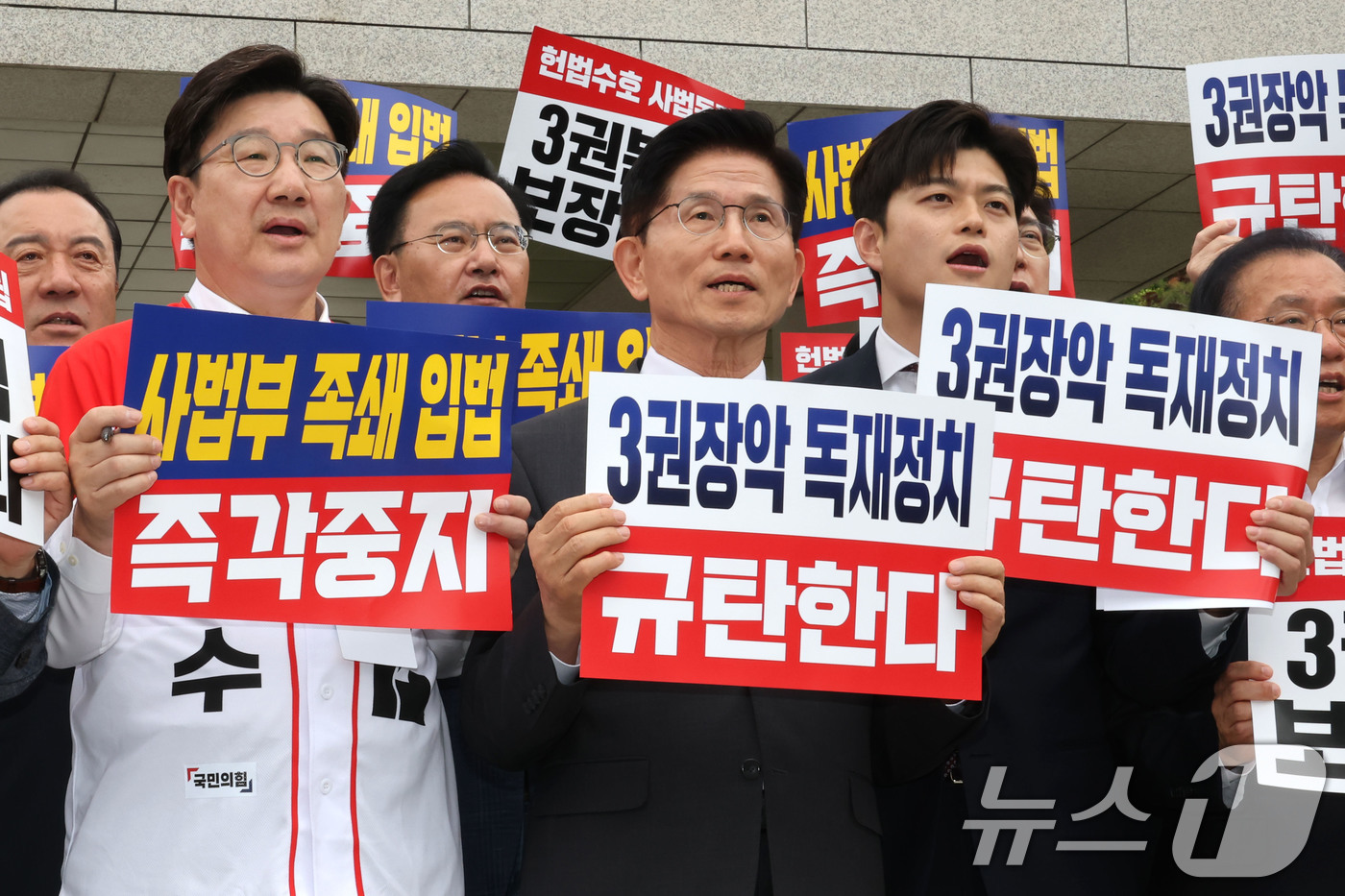 (서울=뉴스1) 이광호 기자 = 김문수 국민의힘 대통령 후보와 김용태, 권성동 공동선거대책위원장 등이 15일 오후 서울 서초동 대법원 앞에서 열린 사법부수호 및 더불어민주당 규탄대 …