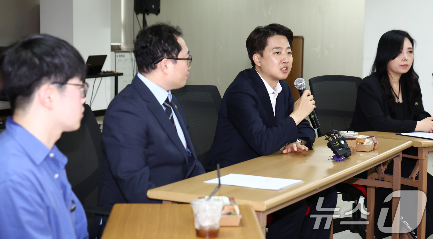 (서울=뉴스1) 김민지 기자 = 이준석 개혁신당 대통령 후보가 스승의 날인 15일 서울역 공간모아에서 열린 '서이초 사건과 같은 비극이 다시는 일어나지 않기를' 대한초등교사협회 간 …