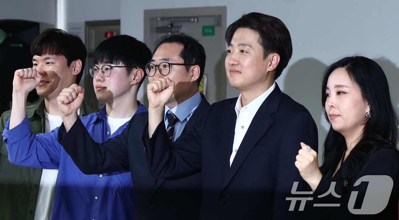 본문 이미지 - 이준석 개혁신당 대통령 후보가 스승의 날인 15일 서울역 공간모아에서 열린 &#39;서이초 사건과 같은 비극이 다시는 일어나지 않기를&#39; 대한초등교사협회 간담회에서 교사들과 기념촬영을 하고 있다. 2025.5.15/뉴스1 ⓒ News1 김민지 기자