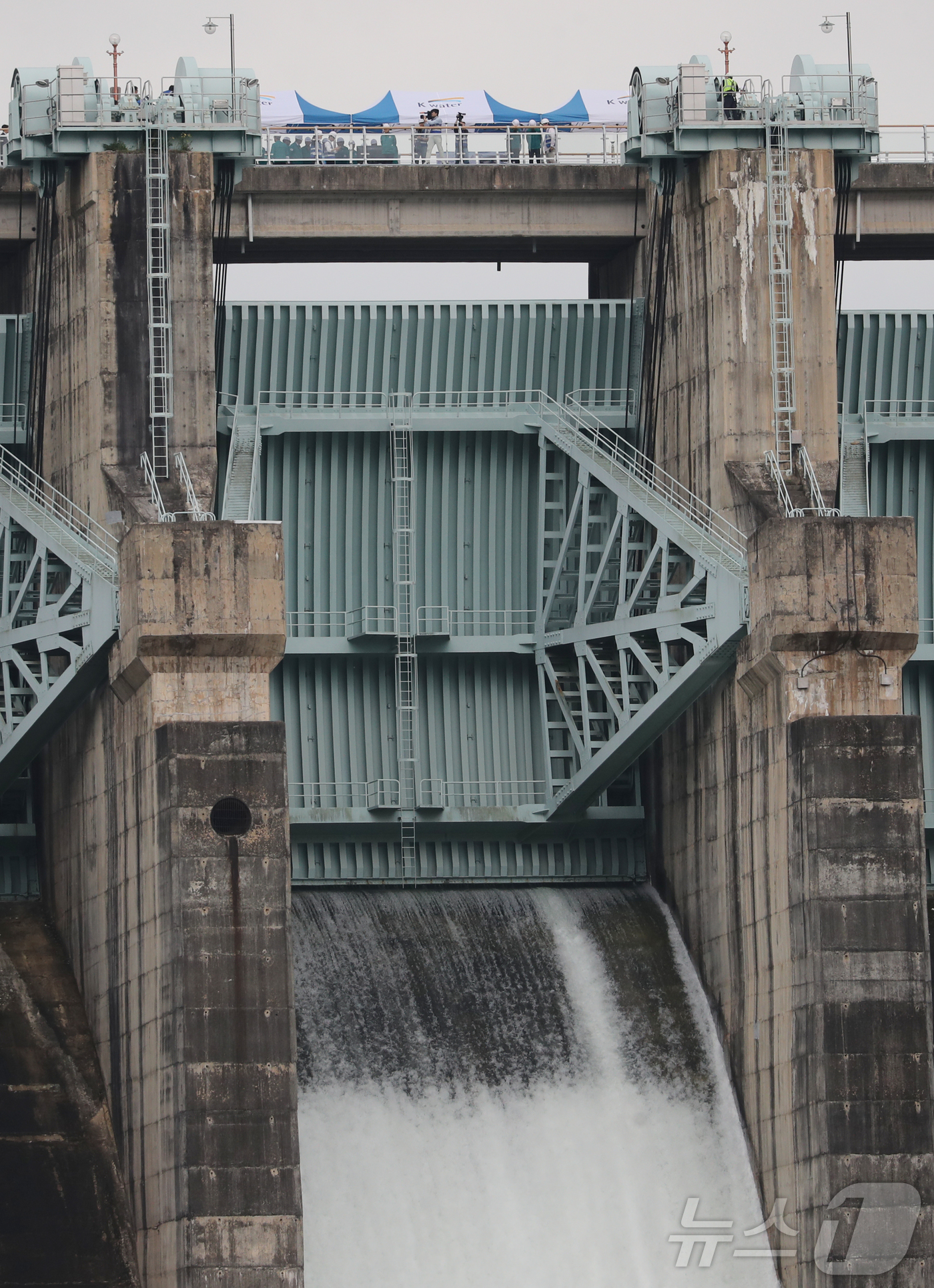 (충주=뉴스1) 김기태 기자 = 윤석대 한국수자원공사 사장이 15일 충북 충주댐에서 전사 합동 홍수대책회의를 마치고 수문개방 및 방류 상황을 점검을 실시했다. 사진은 충주댐에서 방 …