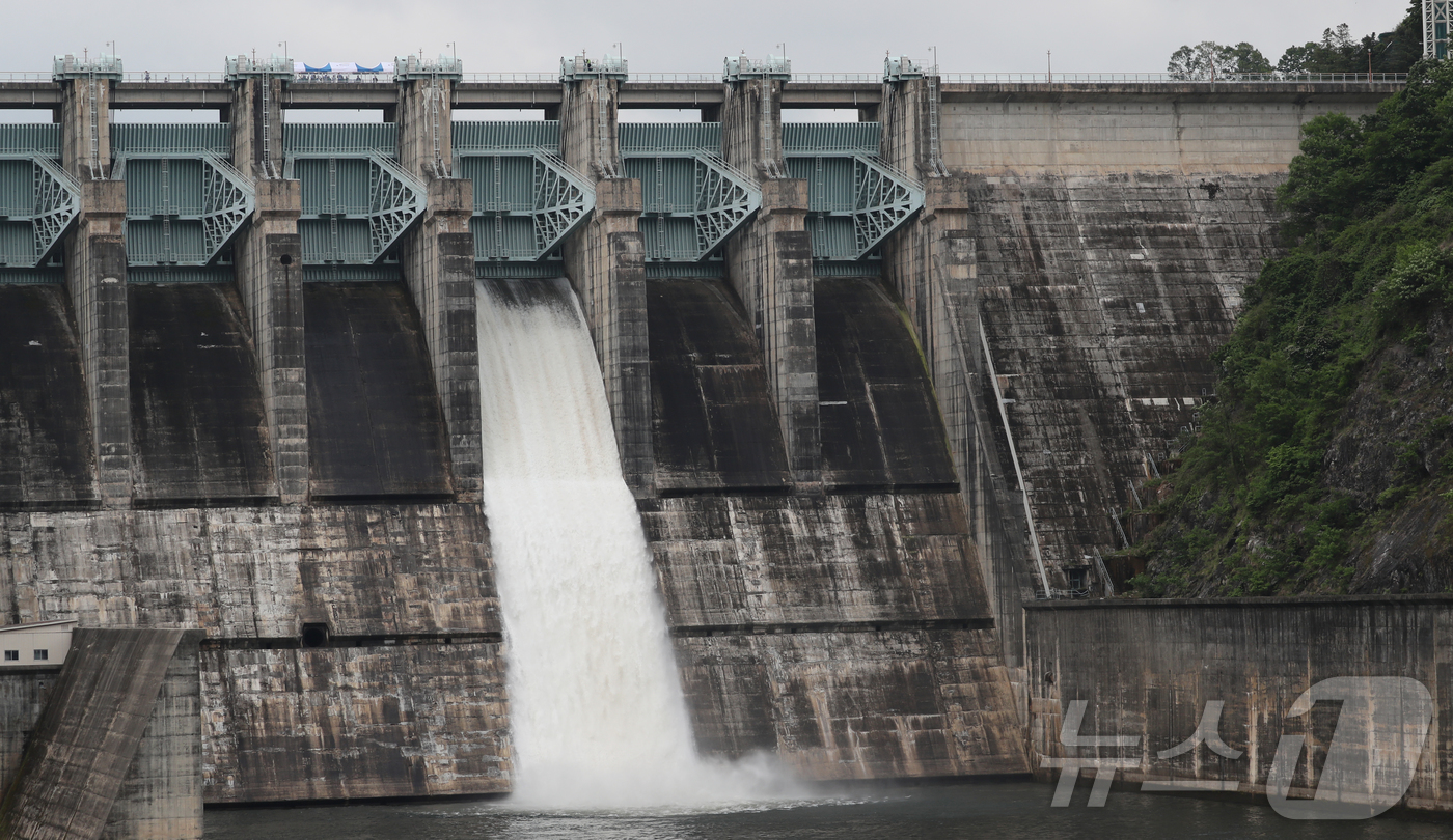 (충주=뉴스1) 김기태 기자 = 윤석대 한국수자원공사 사장이 15일 충북 충주댐에서 전사 합동 홍수대책회의를 마치고 수문개방 및 방류 상황을 점검을 실시했다. 사진은 충주댐에서 방 …
