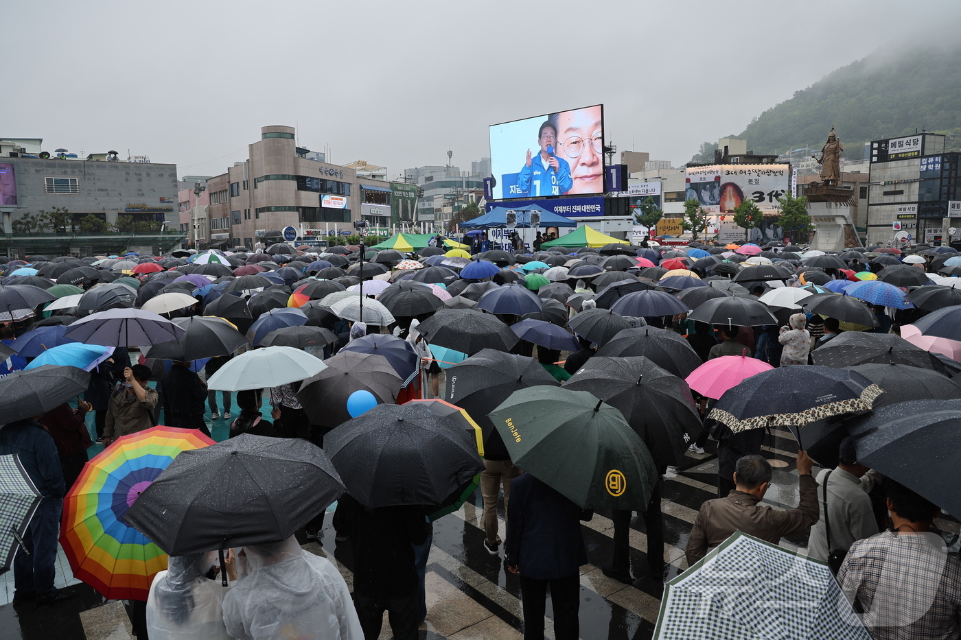 (여수=뉴스1) 안은나 기자 = 이재명 더불어민주당 대통령 후보가 '이순신 호국 벨트' 유세차 15일 오후 전남 여수시 이순신 광장을 찾아 지지를 호소하고 있다. (공동취재) 20 …