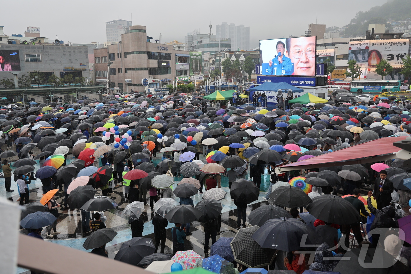(여수=뉴스1) 안은나 기자 = 이재명 더불어민주당 대통령 후보가 '이순신 호국 벨트' 유세차 15일 오후 전남 여수시 이순신 광장을 찾아 지지를 호소하고 있다. (공동취재) 20 …