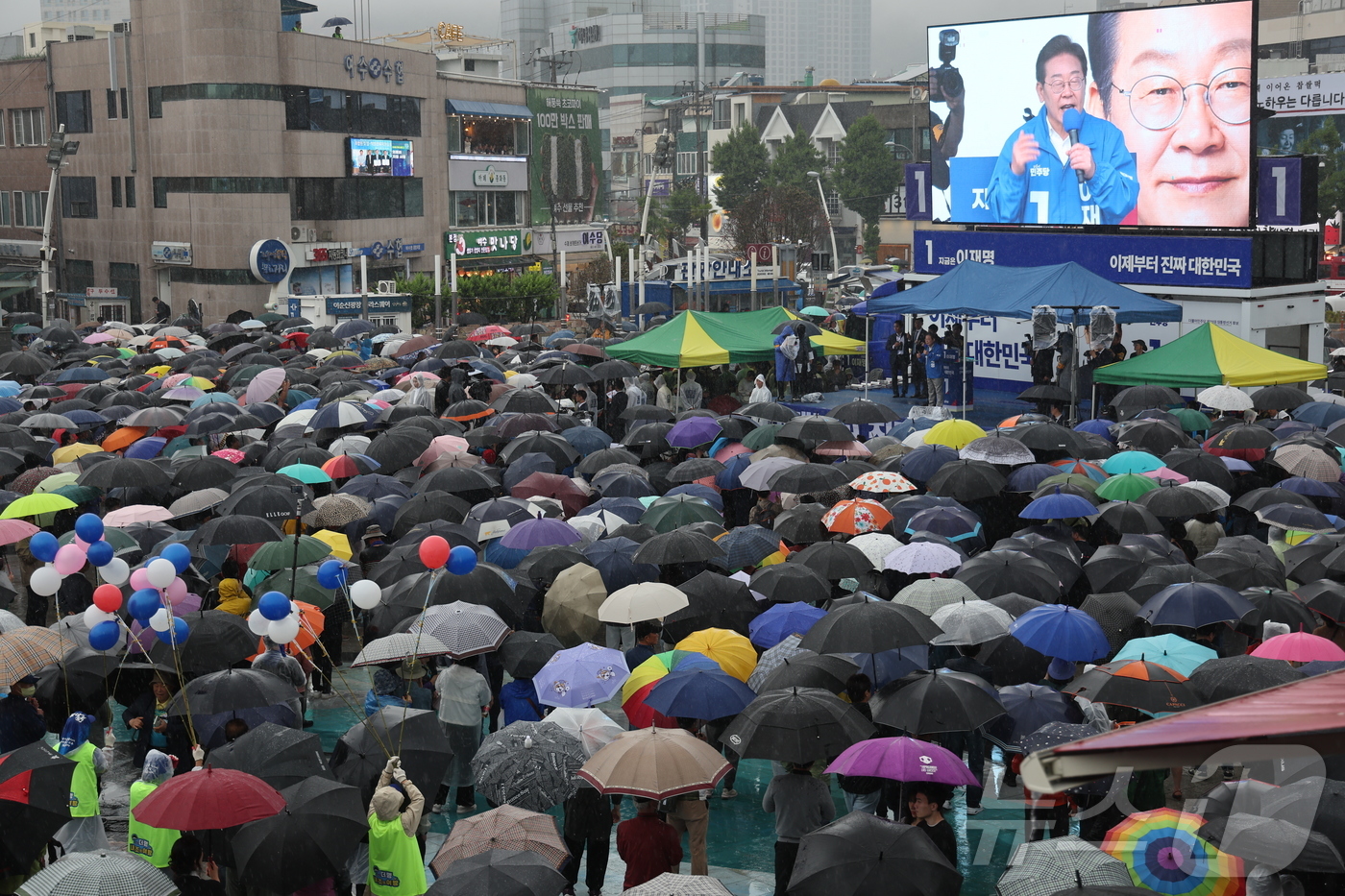 (여수=뉴스1) 안은나 기자 = 이재명 더불어민주당 대통령 후보가 '이순신 호국 벨트' 유세차 15일 오후 전남 여수시 이순신 광장을 찾아 지지를 호소하고 있다. (공동취재) 20 …