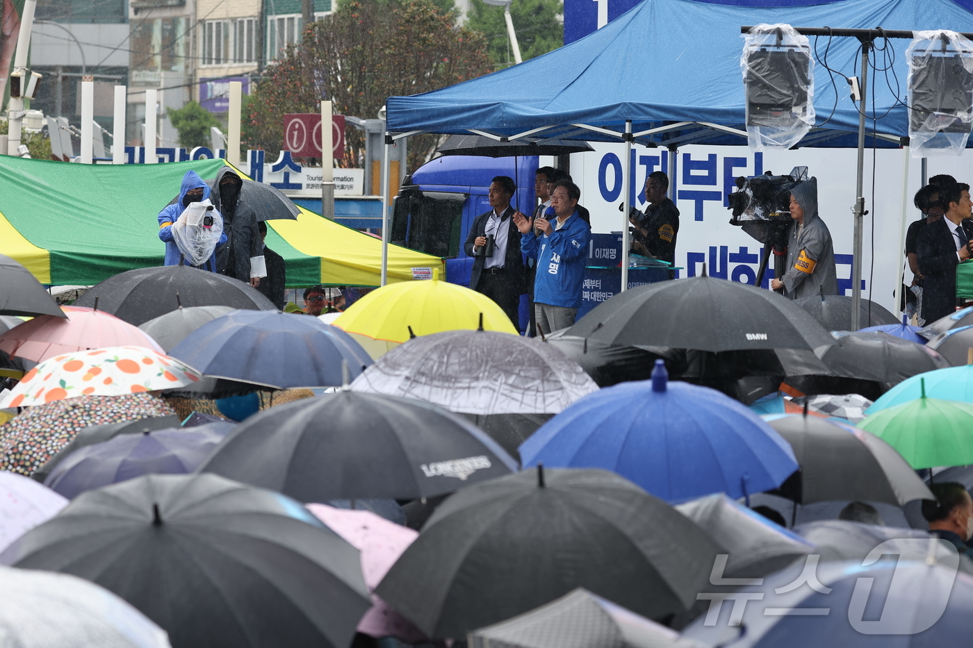 (여수=뉴스1) 안은나 기자 = 이재명 더불어민주당 대통령 후보가 '이순신 호국 벨트' 유세차 15일 오후 전남 여수시 이순신 광장을 찾아 지지를 호소하고 있다. (공동취재) 20 …