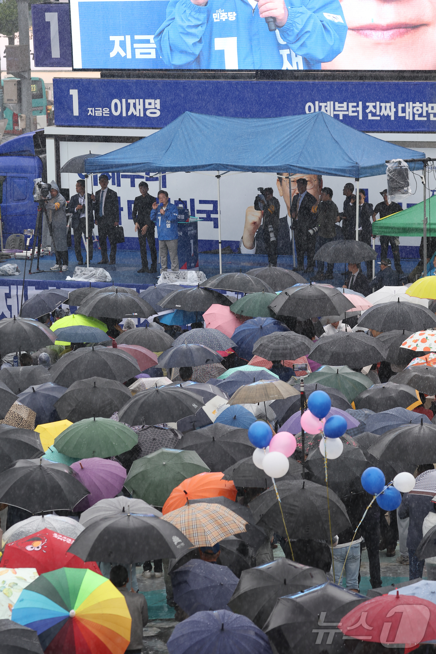 (여수=뉴스1) 안은나 기자 = 이재명 더불어민주당 대통령 후보가 '이순신 호국 벨트' 유세차 15일 오후 전남 여수시 이순신 광장을 찾아 지지를 호소하고 있다. (공동취재) 20 …