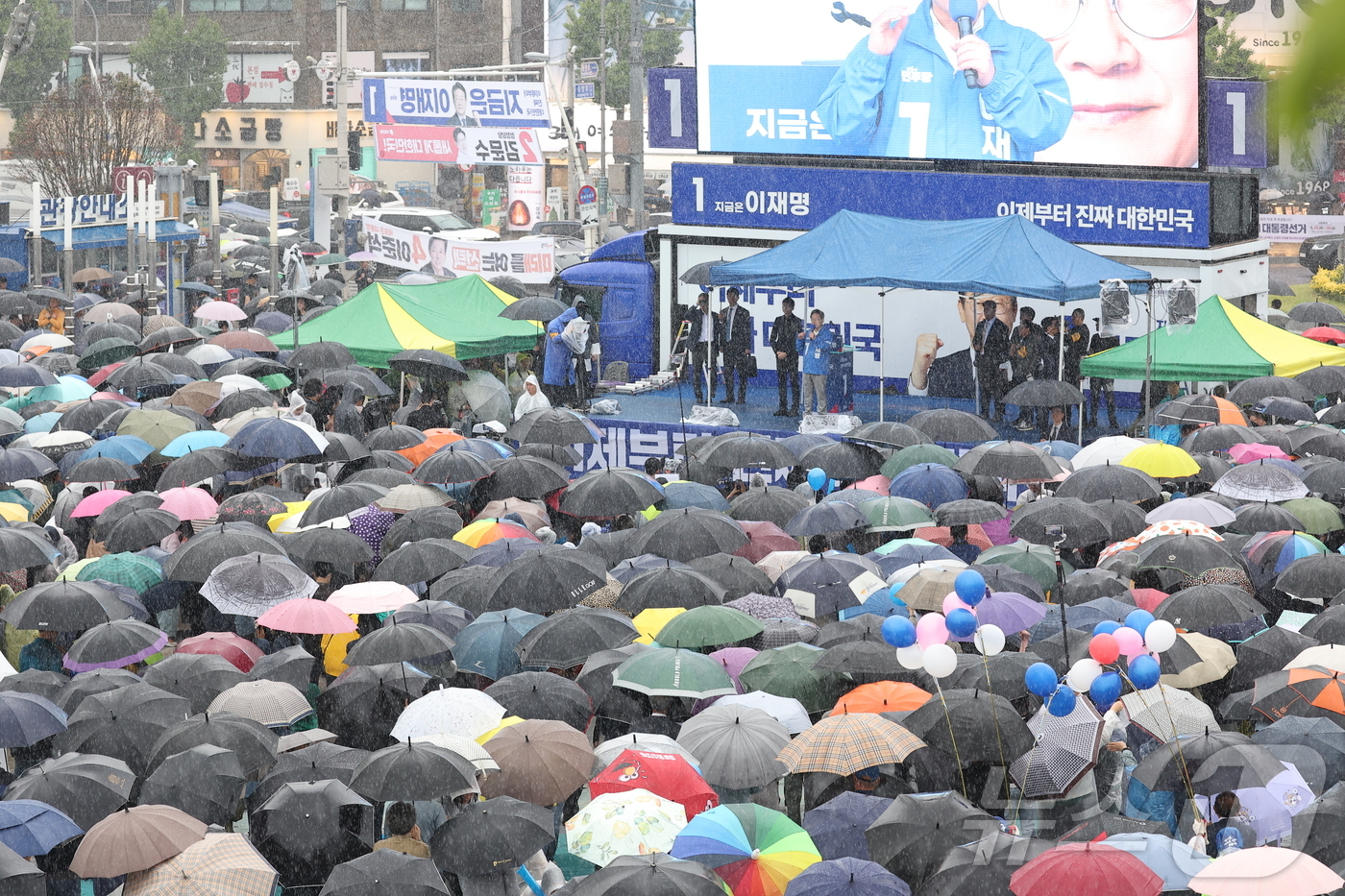 (여수=뉴스1) 안은나 기자 = 이재명 더불어민주당 대통령 후보가 '이순신 호국 벨트' 유세차 15일 오후 전남 여수시 이순신 광장을 찾아 지지를 호소하고 있다. (공동취재) 20 …