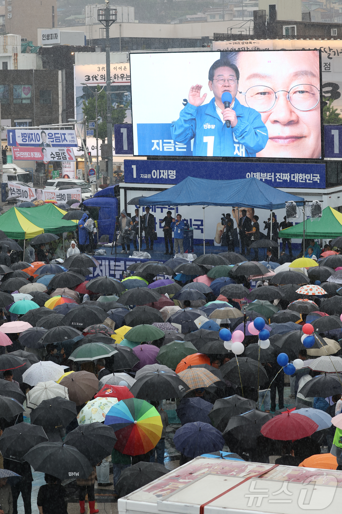 (여수=뉴스1) 안은나 기자 = 이재명 더불어민주당 대통령 후보가 '이순신 호국 벨트' 유세차 15일 오후 전남 여수시 이순신 광장을 찾아 지지를 호소하고 있다. (공동취재) 20 …