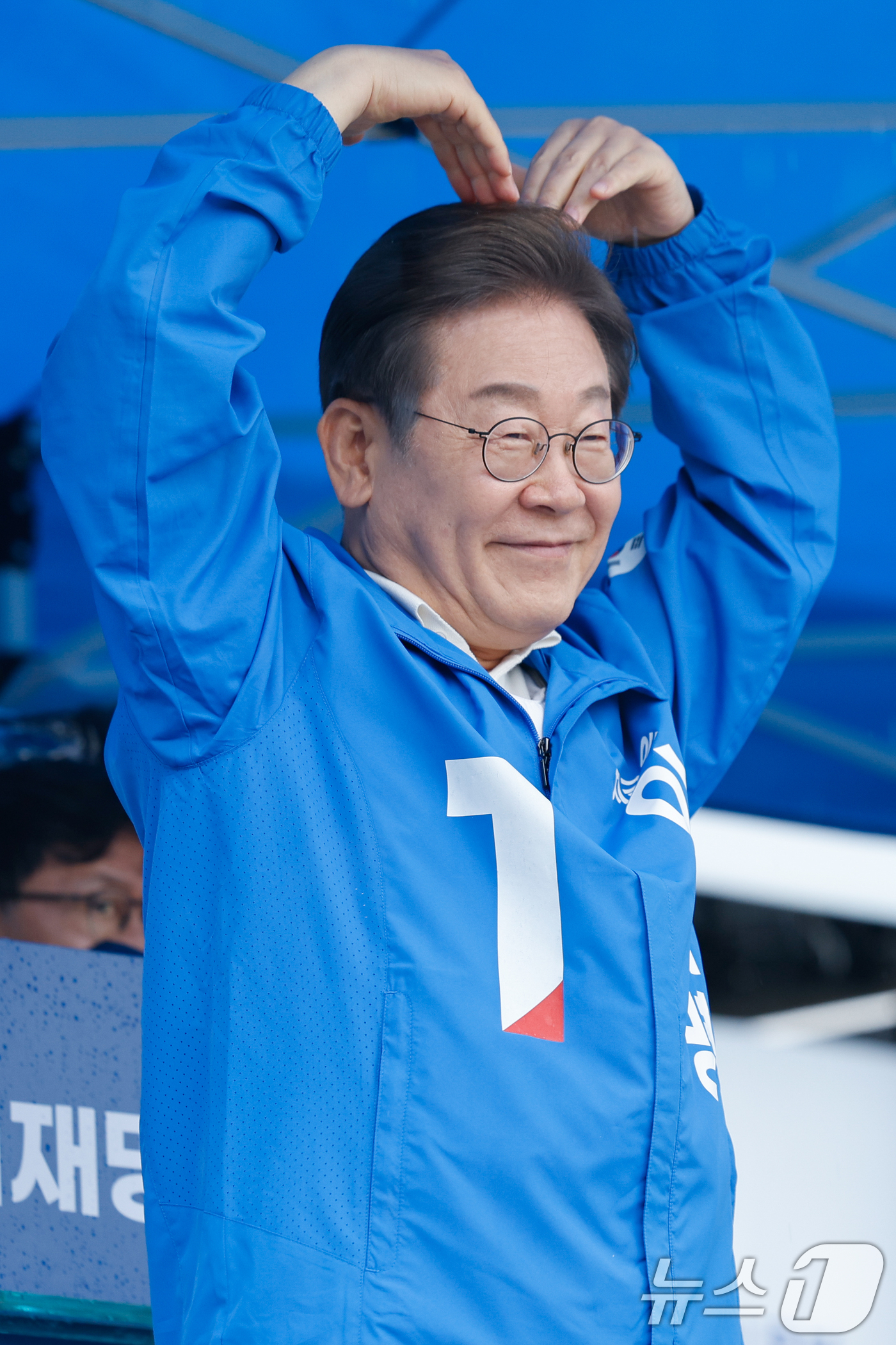 (여수=뉴스1) 안은나 기자 = 이재명 더불어민주당 대통령 후보가 '이순신 호국 벨트' 유세차 15일 오후 전남 여수시 이순신 광장을 찾아 연설을 마친 뒤 시민들을 향해 하트를 만 …