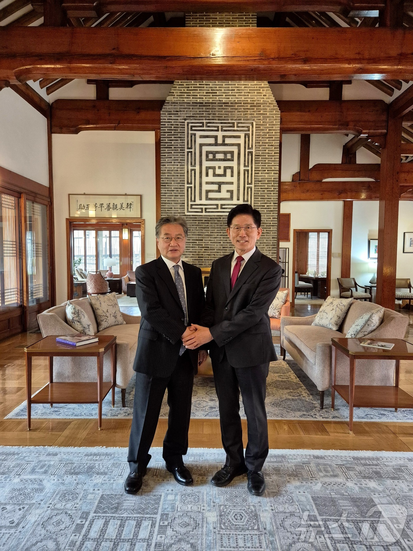 (서울=뉴스1) = 김문수 국민의힘 대통령후보와 조셉 윤 주미대사대리가 15일 주한미국대사관저에서 오찬 겸 회담을 위해 만나 기념촬영을 하고 있다. (주한미국대사관 제공. 재판매 …