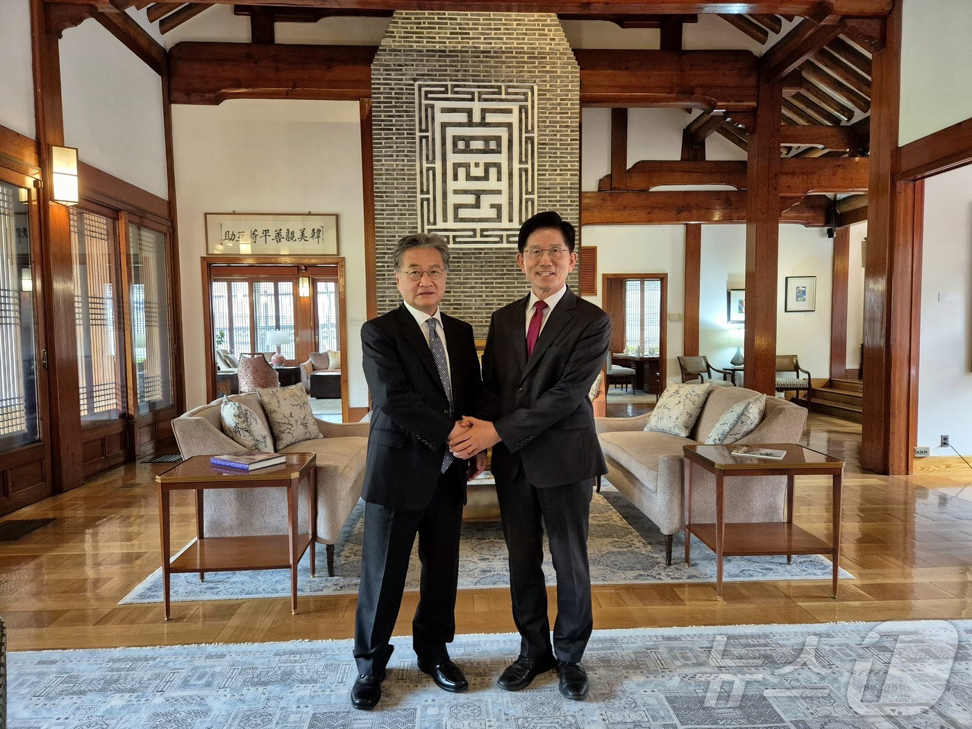 (서울=뉴스1) = 김문수 국민의힘 대통령후보와 조셉 윤 주미대사대리가 15일 주한미국대사관저에서 오찬 겸 회담을 위해 만나 기념촬영을 하고 있다. (주한미국대사관 제공. 재판매 …