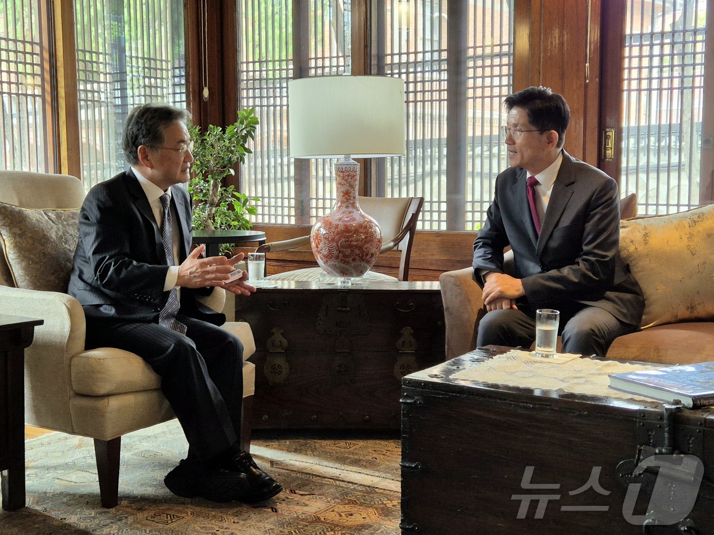 (서울=뉴스1) = 김문수 국민의힘 대통령후보와 조셉 윤 주미대사대리가 15일 주한미국대사관저에서 만나 오찬겸 회담을 하고 있다. (주한미국대사관 제공. 재판매 및 DB금지) 20 …