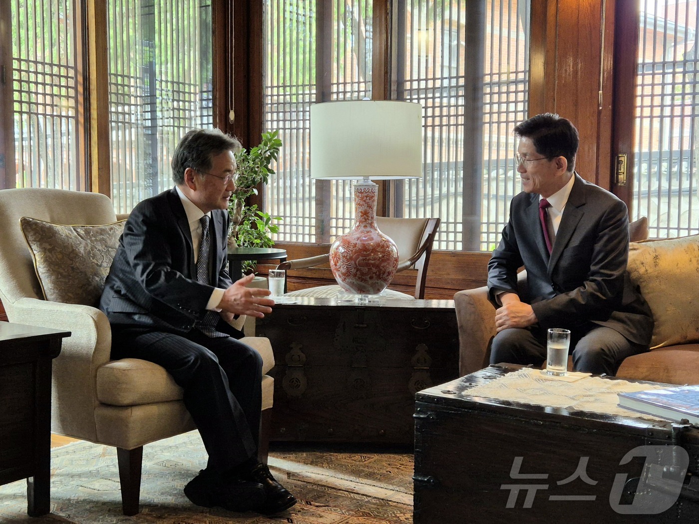 (서울=뉴스1) = 김문수 국민의힘 대통령후보와 조셉 윤 주미대사대리가 15일 주한미국대사관저에서 만나 오찬겸 회담을 하고 있다. (주한미국대사관 제공. 재판매 및 DB금지) 20 …