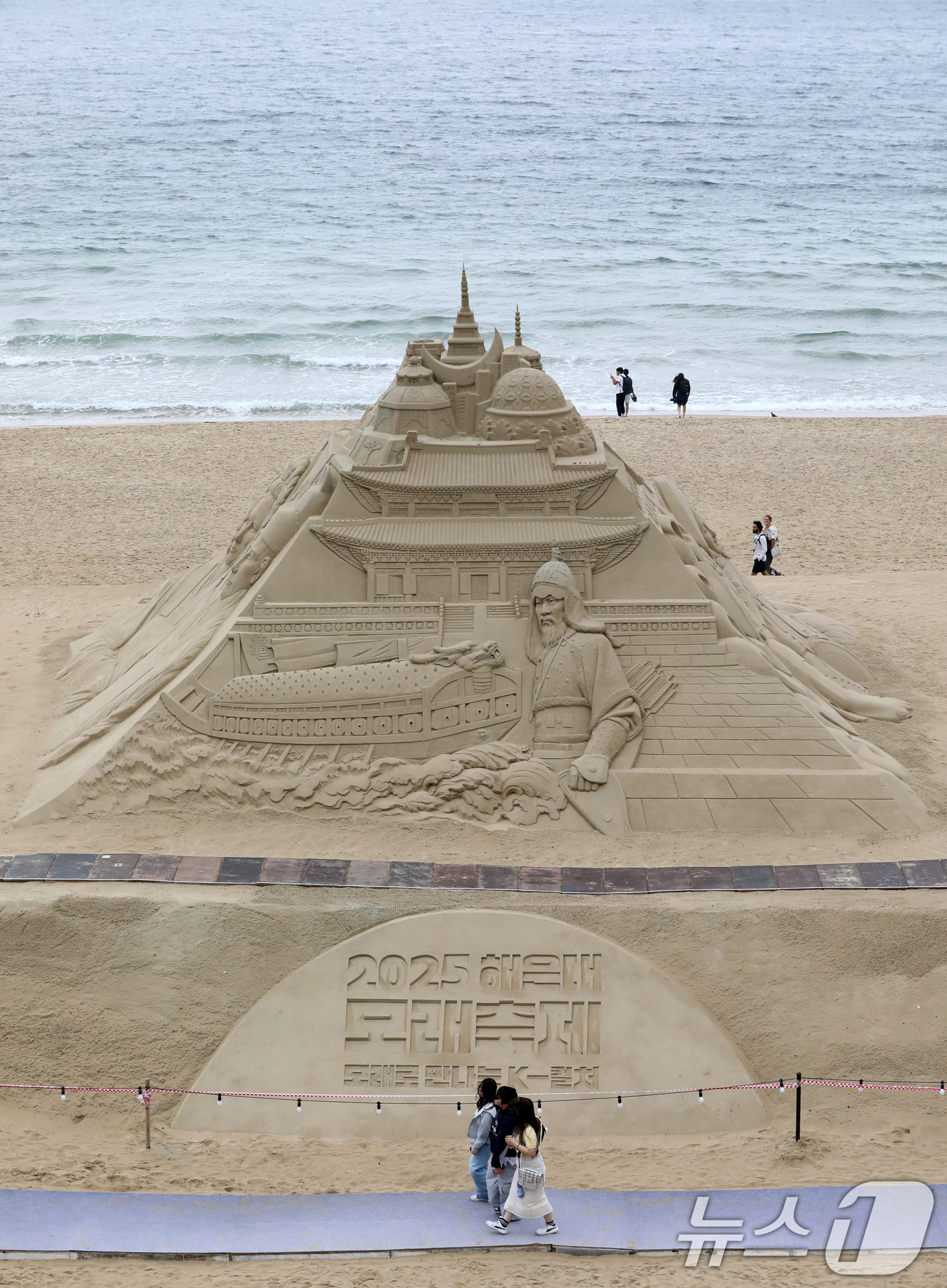 (부산=뉴스1) 윤일지 기자 = 15일 오후 부산 해운대해수욕장을 찾은 시민, 관광객들이 다양한 모래조각 작품을 구경하고 있다.해운대해수욕장에는 오는 16일부터 19일까지 '모래로 …