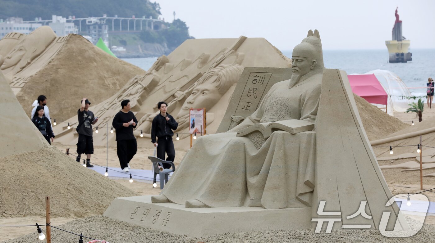 본문 이미지 - 15일 오후 부산 해운대해수욕장을 찾은 시민, 관광객들이 다양한 모래조각 작품을 구경하고 있다.2025.5.15/뉴스1 ⓒ News1 윤일지 기자