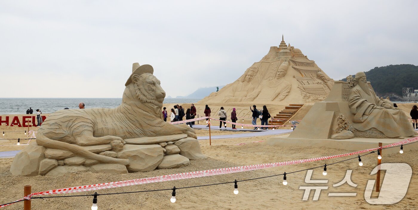 본문 이미지 - 15일 오후 부산 해운대해수욕장을 찾은 시민, 관광객들이 다양한 모래조각 작품을 구경하고 있다. 2025.5.15/뉴스1 ⓒ News1 윤일지 기자