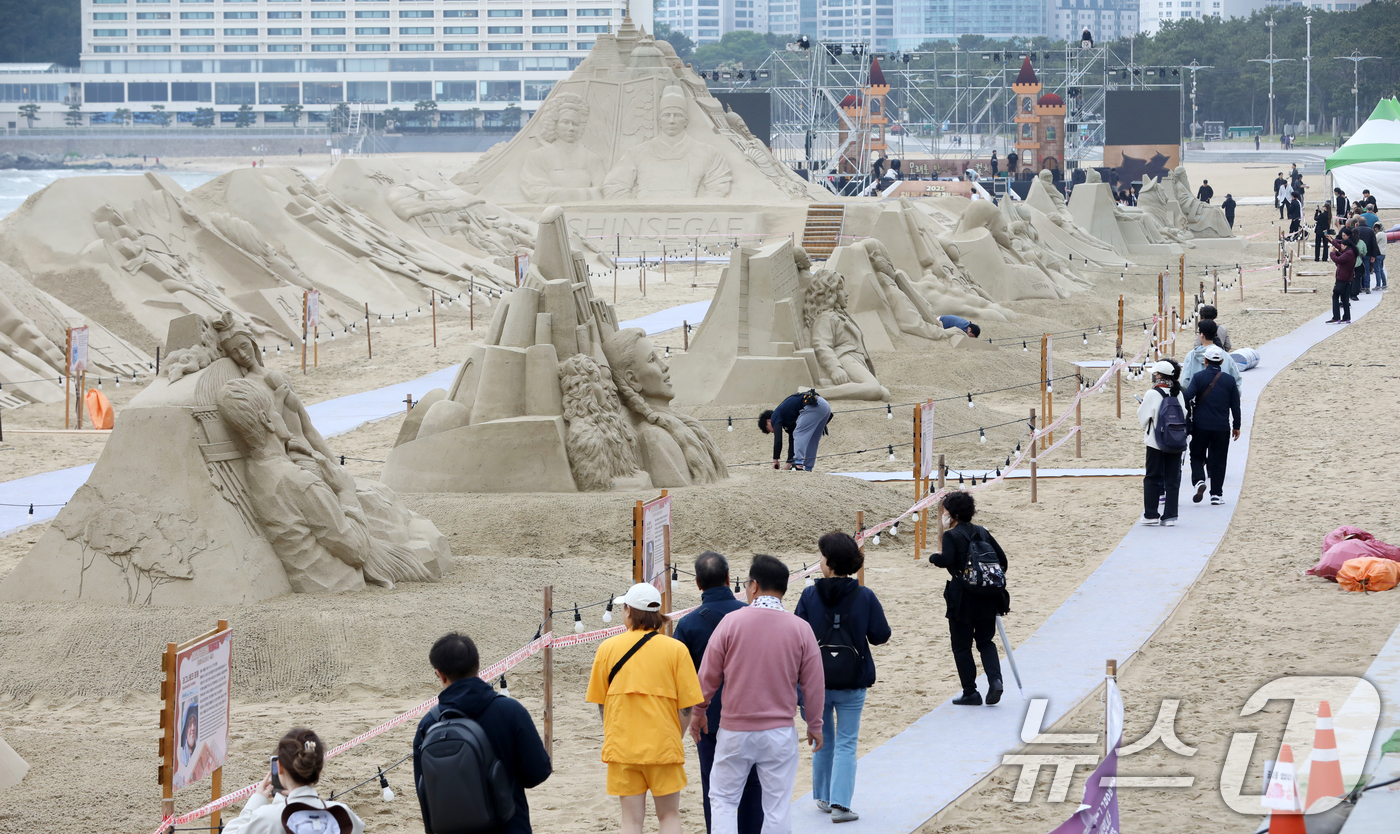 (부산=뉴스1) 윤일지 기자 = 15일 오후 부산 해운대해수욕장을 찾은 시민, 관광객들이 다양한 모래조각 작품을 구경하고 있다.해운대해수욕장에는 오는 16일부터 19일까지 '모래로 …