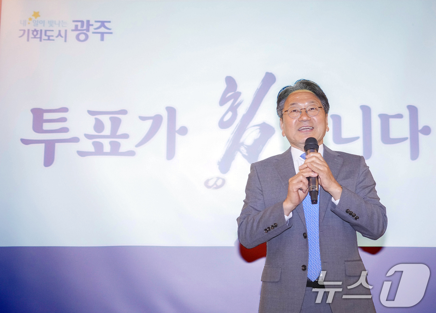 (광주=뉴스1) 박준배 기자 = 강기정 광주시장이 15일 오전 북구 금파공업고등학교를 찾아 학생들을 대상으로 생애 첫 투표를 독려하고 있다.(광주시 제공. 재판매 및 DB 금지) …