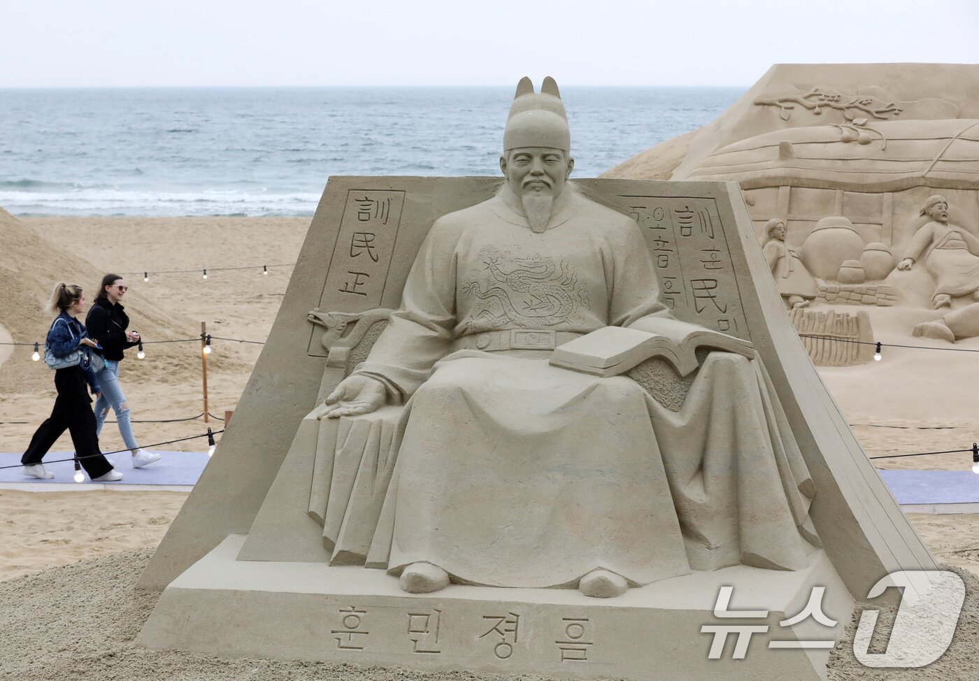 본문 이미지 - 15일 오후 부산 해운대해수욕장을 찾은 시민, 관광객들이 다양한 모래조각 작품을 구경하고 있다. 025.5.15/뉴스1 ⓒ News1 윤일지 기자