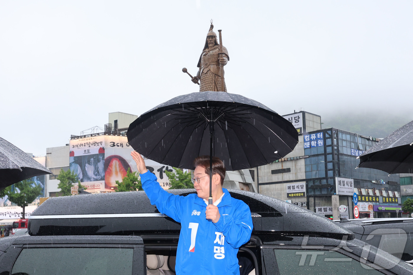 (여수=뉴스1) 안은나 기자 = 이재명 더불어민주당 대통령 후보가 '이순신 호국 벨트' 유세차 15일 오후 전남 여수시 이순신 광장을 찾아 지지자들에게 인사하고 있다. (공동취재) …