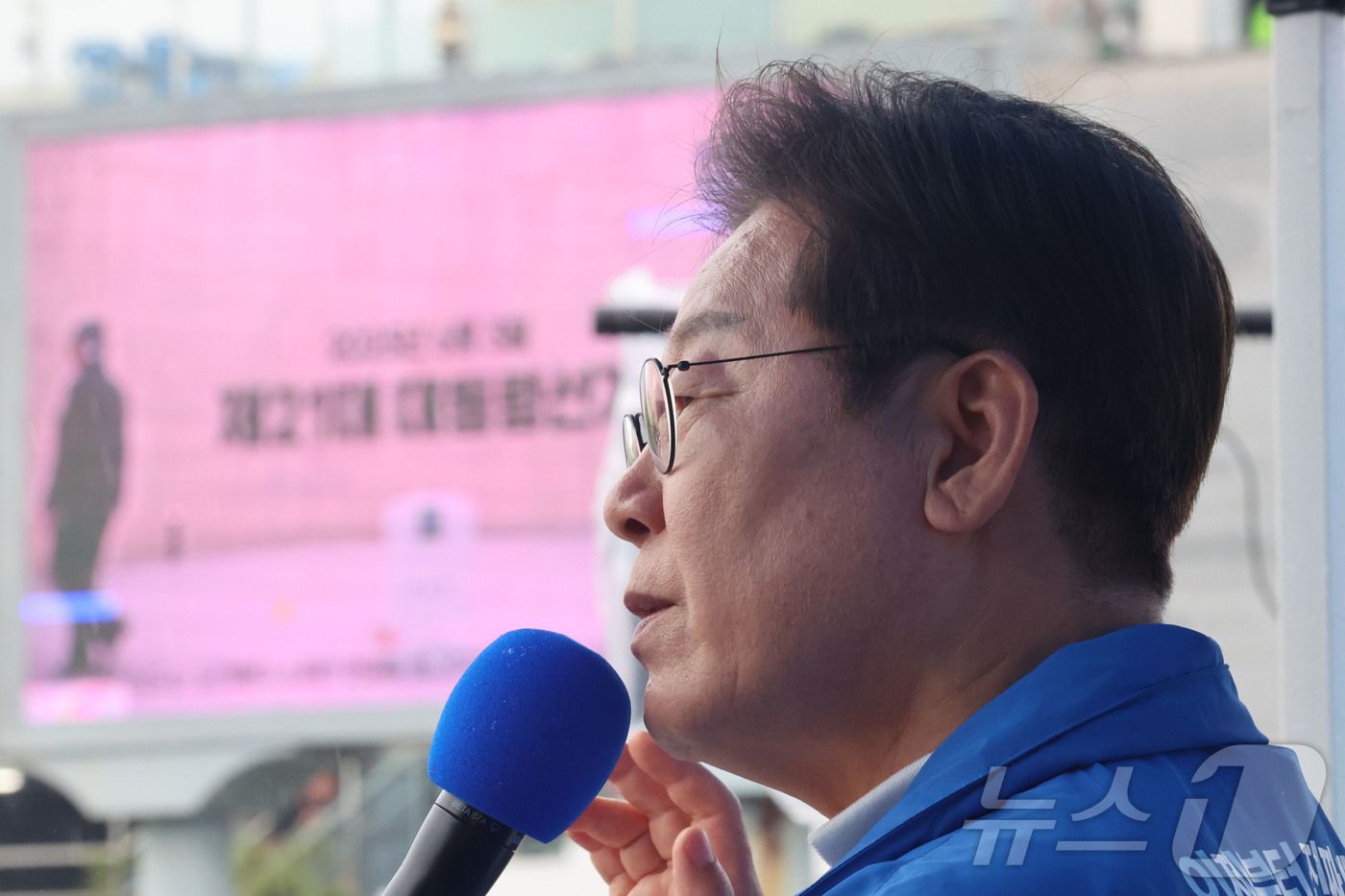 (여수=뉴스1) 안은나 기자 = 이재명 더불어민주당 대통령 후보가 '이순신 호국 벨트' 유세차 15일 오후 전남 여수시 이순신 광장을 찾아 지지를 호소하고 있다. (공동취재) 20 …