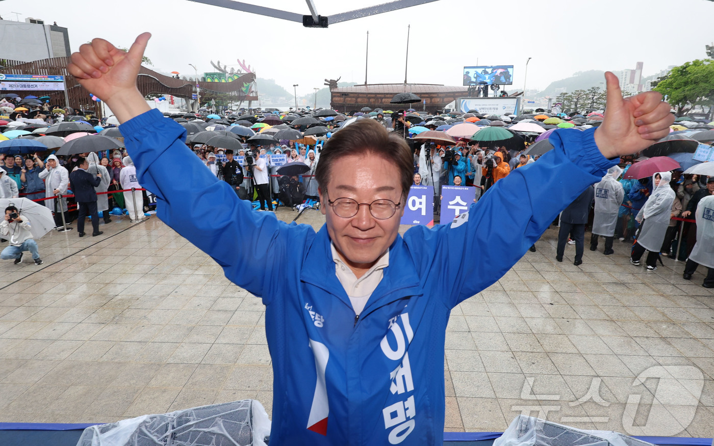 (여수=뉴스1) 안은나 기자 = 이재명 더불어민주당 대통령 후보가 '이순신 호국 벨트' 유세차 15일 오후 전남 여수시 이순신 광장을 찾아 지지를 호소하고 있다. (공동취재) 20 …