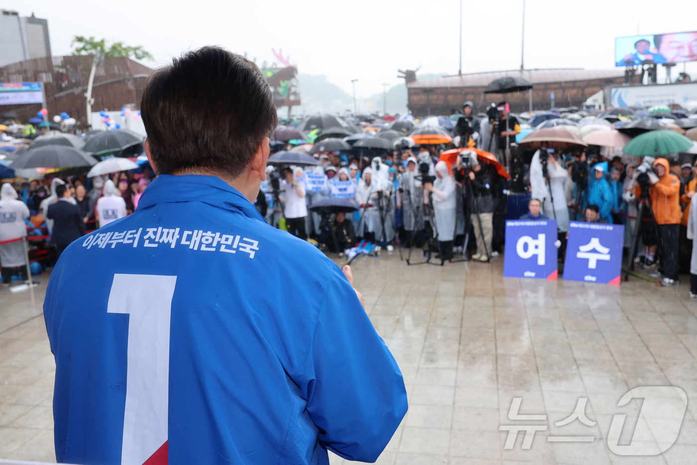 (여수=뉴스1) 안은나 기자 = 이재명 더불어민주당 대통령 후보가 '이순신 호국 벨트' 유세차 15일 오후 전남 여수시 이순신 광장을 찾아 지지를 호소하고 있다. (공동취재) 20 …