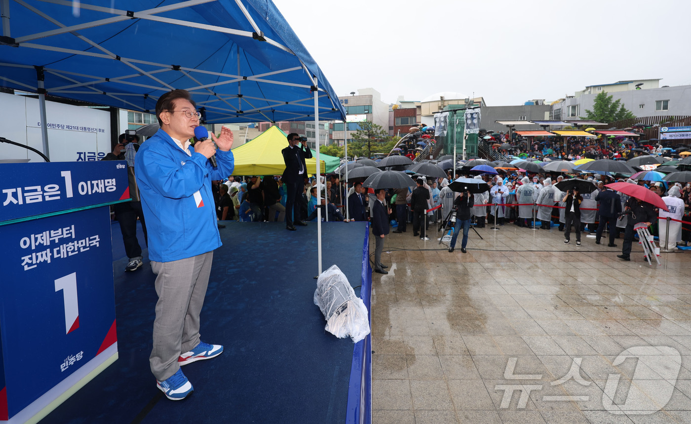 (여수=뉴스1) 안은나 기자 = 이재명 더불어민주당 대통령 후보가 '이순신 호국 벨트' 유세차 15일 오후 전남 여수시 이순신 광장을 찾아 지지를 호소하고 있다. (공동취재) 20 …