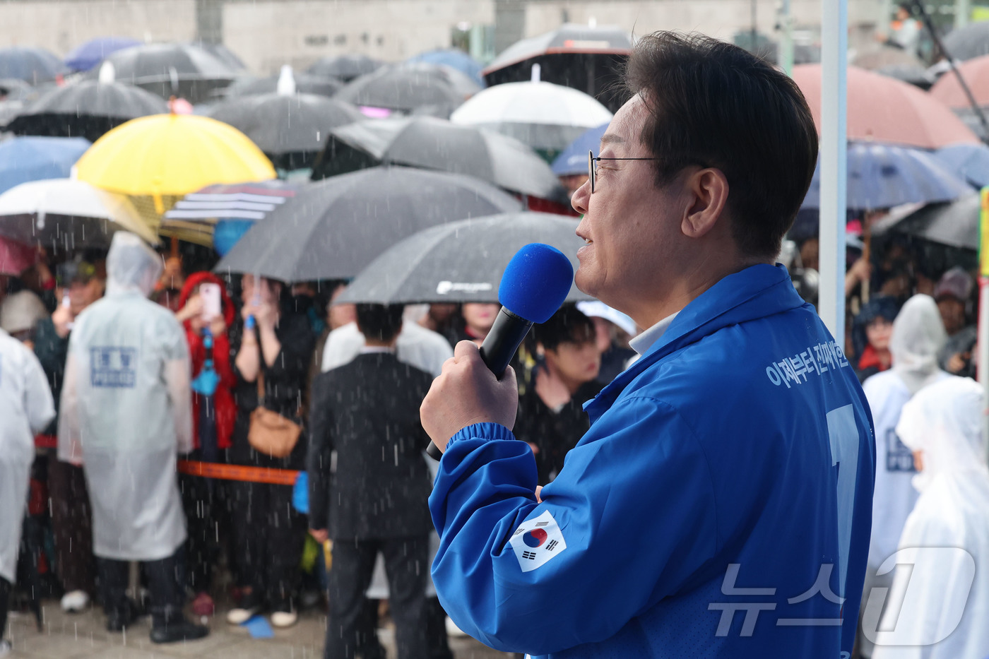 (여수=뉴스1) 안은나 기자 = 이재명 더불어민주당 대통령 후보가 '이순신 호국 벨트' 유세차 15일 오후 전남 여수시 이순신 광장을 찾아 지지를 호소하고 있다. (공동취재) 20 …